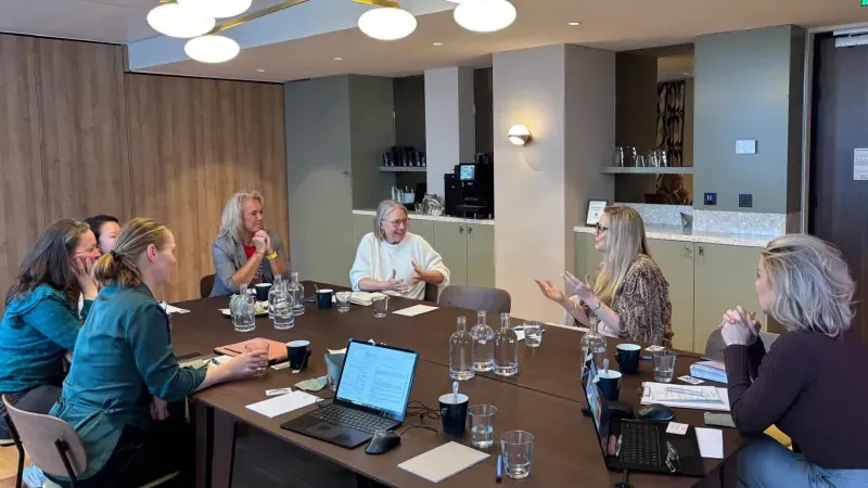 Groepssessie van HB rond een vergadertafel
