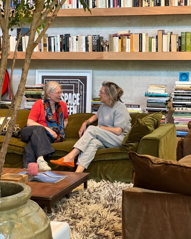 Twee mensen in gesprek op een bank tijdens een adviesgesprek