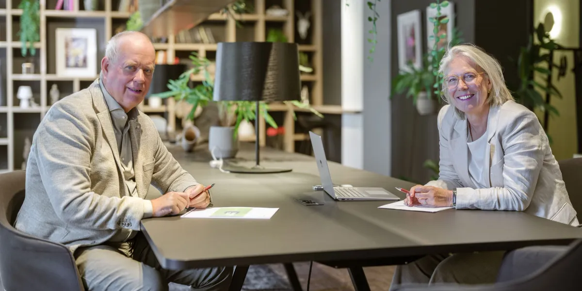 Krista en Henk van HB in gesprek aan tafel
